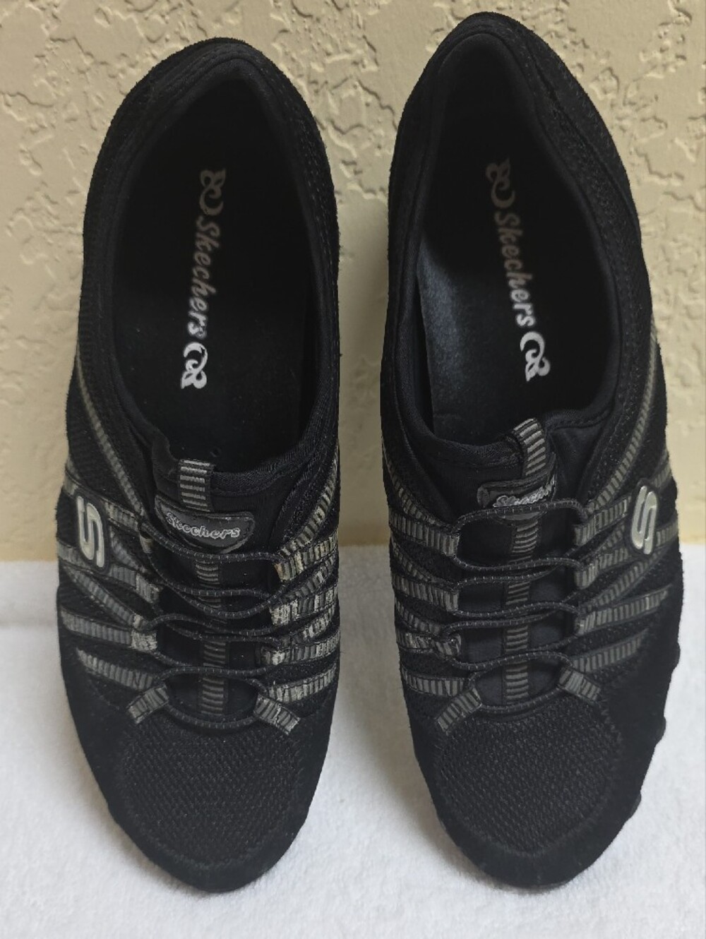 Skechers Womens Black Athletic Slip-On Sneakers with Gray Accents